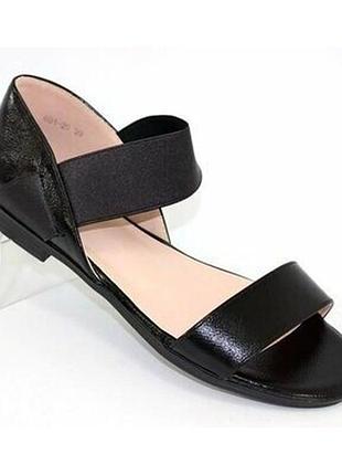 Босоніжки із закритою п'ятою є білі на низький ході