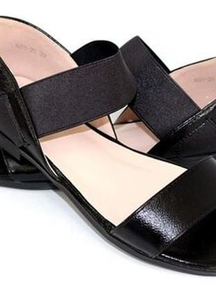 Босоніжки із закритою п'ятою є білі на низький ході