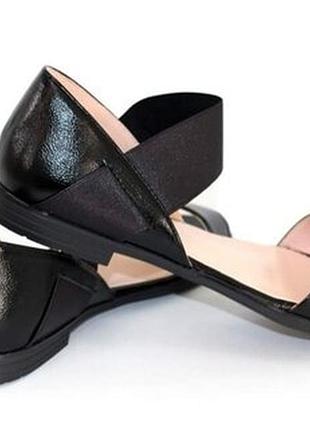 Босоніжки із закритою п'ятою є білі на низький ході