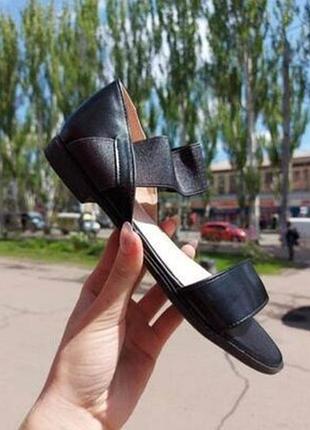 Босоніжки із закритою п'ятою є білі на низький ході