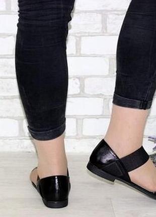 Босоніжки із закритою п'ятою є білі на низький ході