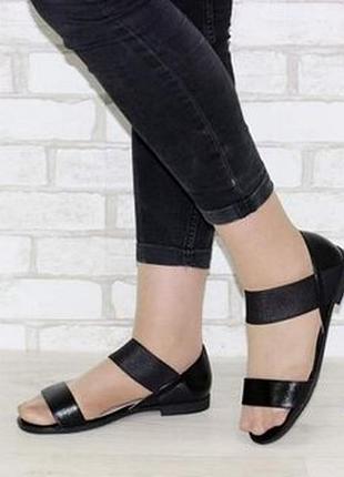 Босоніжки із закритою п'ятою є білі на низький ході