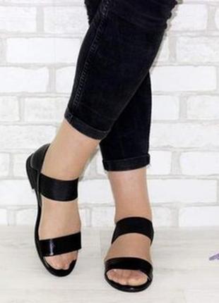 Босоніжки із закритою п'ятою є білі на низький ході