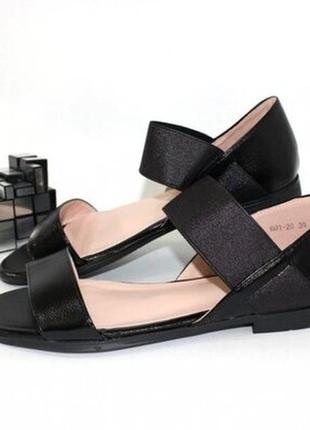 Босоніжки із закритою п'ятою є білі на низький ході