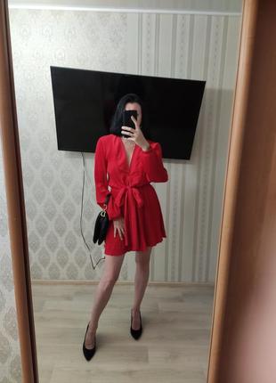 Супер трендовоеплатье 👗, красного цвета, которое можно носить вырезом на спинке
 и спереди, очень сексуальное, фантастического цвета, ткань жатка.