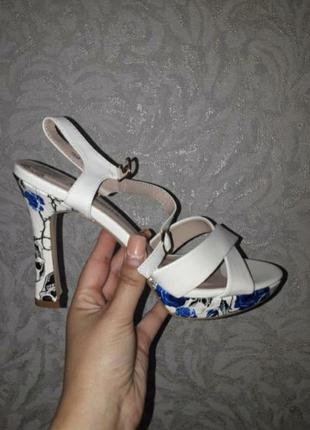 Жіночі шкіряні босоніжки на підборах з принтом 💀🌹