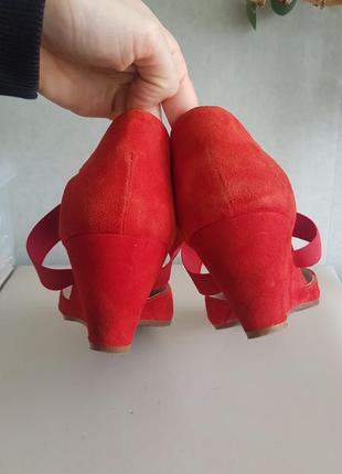 Червоні босоніжки з закритим носком і п'ятою замшеві човники туфлі pier one 415 фото