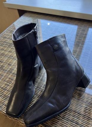 Зимові шкіряні ботильйони чоботи на підборах janet d оригінальні