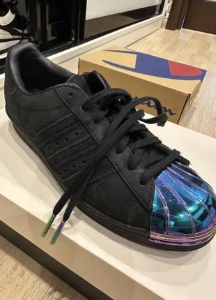 Продам женские кроссовки адедас