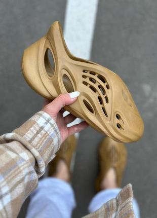 Жіночі кросівки