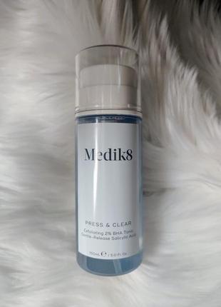 Тонік medik8 press & clear з 2%  інкапсульованою саліциловою кислотою.