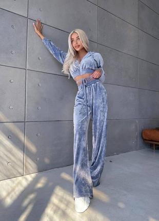 Велюровый спортивный костюм с укороченной кофтой на молнии с капюшоном с широкими брюками с поясом на резинке с шнурком