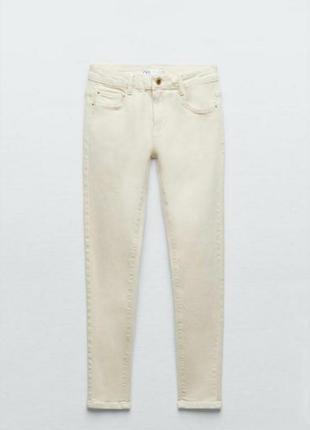 Джинсы 👖 zara
светло бежевого цвета