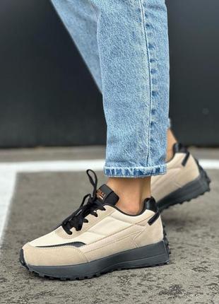 Жіночі кросівки