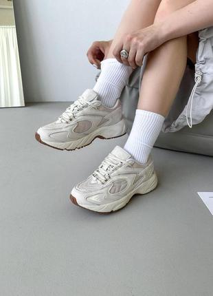 Жіночі кросівки