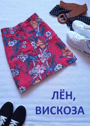 Льняная юбка в цветочный принт с накладными карманами