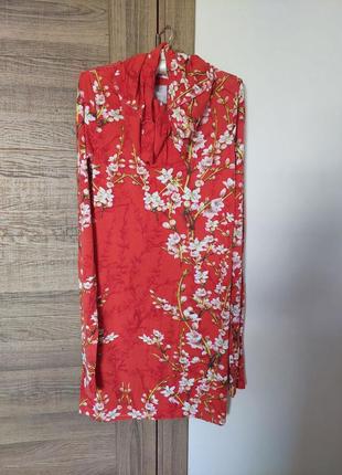Червона сукня з сакурами