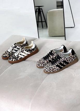 Трендовые замшевые кожаные кеды леопардовые с черными и белыми полосками в стиле адидас