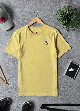 Чоловіча жовта гірчична футболка майка nike m nsw tee airathon оригінал розмір s як нова1 фото