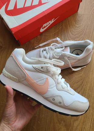 Базові кросівки nike venture