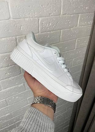 Кроссовки в стиле nike court