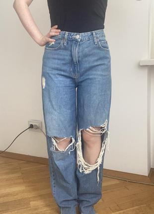 Рваные джинсы mom с рваностями высокая талия high waist