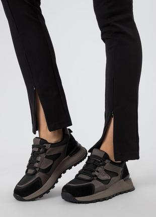 Стильні молодіжні жіночі чорні кросівки шкіряні на рівній плоскій підошві та зручній танкетці 2341т