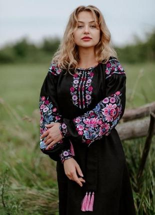 Лляне плаття-вишиванка з квітковою вишивкою