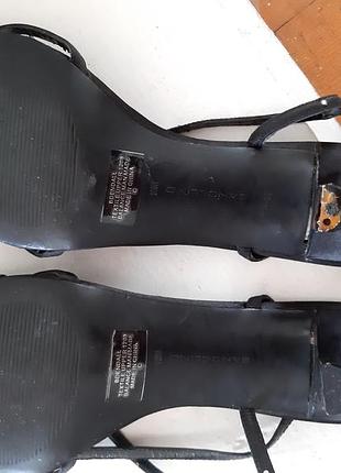 Босоніжки на маленькому каблуку