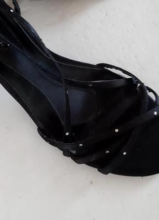 Босоніжки на маленькому каблуку