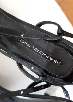 Босоніжки на маленькому каблуку