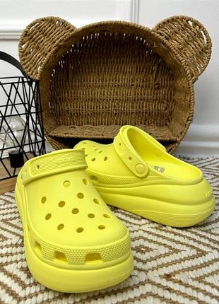 Женские кроксы сабо на платформе crocs classic crush желтые crocs на платформе новинка сезона