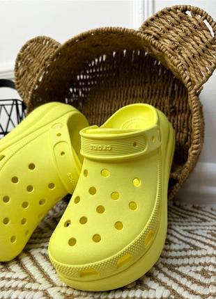 Женские кроксы сабо на платформе crocs classic crush желтые crocs на платформе новинка сезона