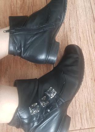Кожаные демисезонные ботинки черные ботильены на низком каблукеgabor 59 фото
