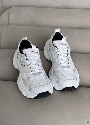 Жіночі легкі біло-сріблясті кросівки високої якості