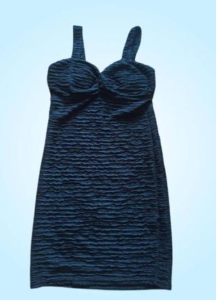 Черное приталенное платье