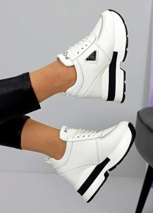 Білі снікерси кросівки жіночі на танкетці спортивні зі шнурівкою