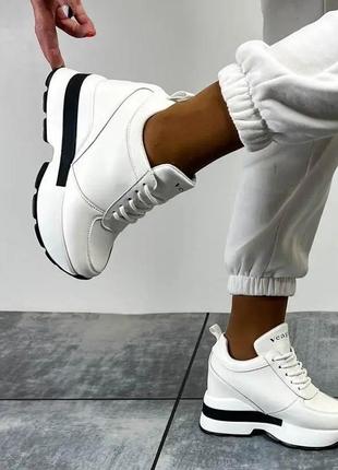 Білі снікерси кросівки жіночі на танкетці спортивні зі шнурівкою