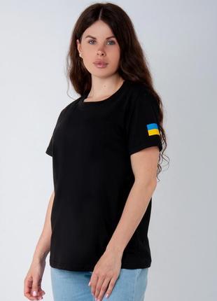 Женская патриотическая черная футболка с флагом украины
