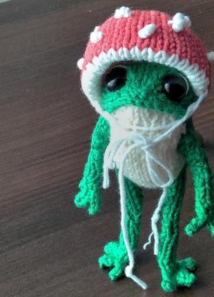 Лягушка в шляпку грибочек