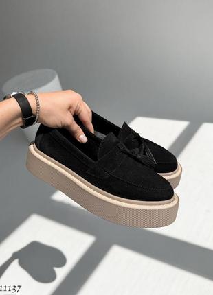 Черные замшевые лоферы с кисточками