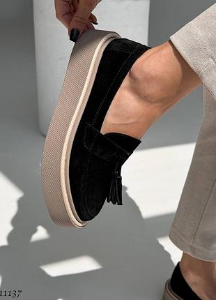 Черные замшевые лоферы с кисточками