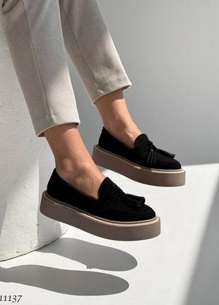 Черные замшевые лоферы с кисточками