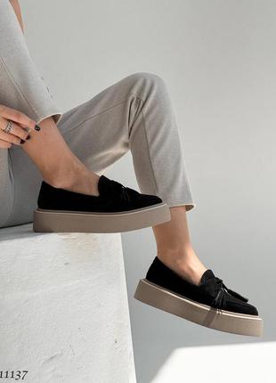 Черные замшевые лоферы с кисточками