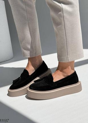 Черные замшевые лоферы с кисточками