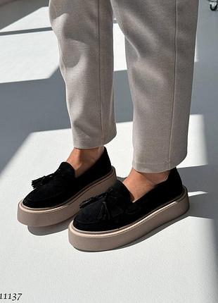 Черные замшевые лоферы с кисточками