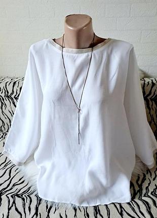 Біла блуза з декорованим рукавичиком та горловиною