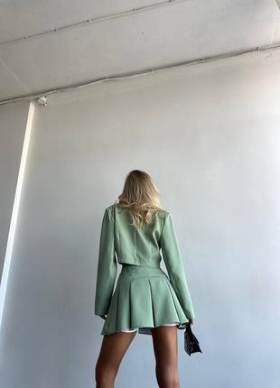 Костюм женский трендовый укороченный пиджак на пуговицах юбка короткая на высокой...