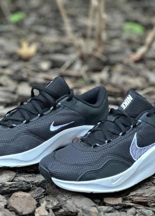 Nike legend essential 3