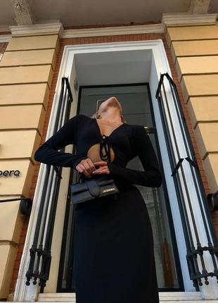 Сукня чорна максі з вирізом
